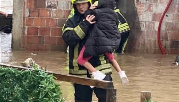 Порои предизвикаха наводнения, обявено е бедствено положение в части от Косово (СНИМКИ)