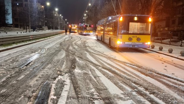 ПОРЕДНА СУТРИН: Сняг и „черен лед“ в София
