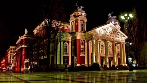 Раниха с нож мъж пред Народния театър в София