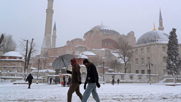 Турция в хватката на сняг, студ и ураганен вятър