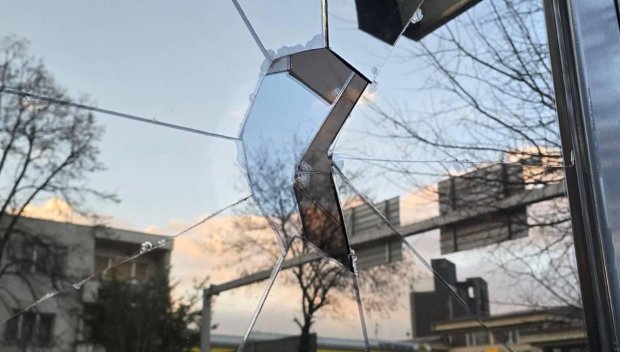 Арестуваха мъжа, счупил стъклото на българското посолство в РС Македония