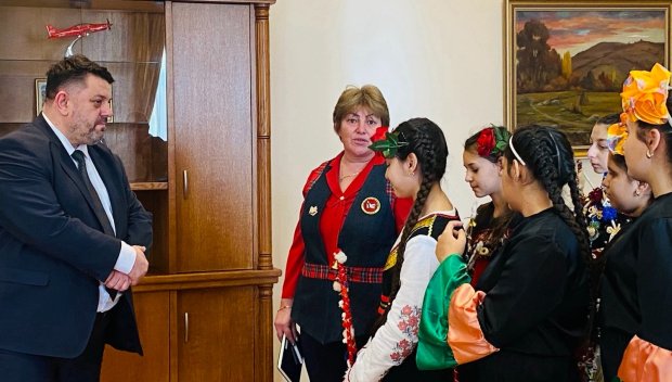 Заместник министър-председателят Атанас Зафиров посрещна в Министерския съвет деца от Самоков по повод Василица