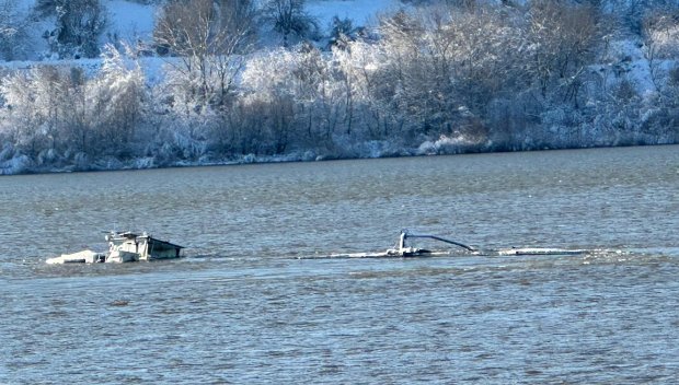 КАТАСТРОФА В ДУНАВ: Баржа с химически торове потъна край Свищов