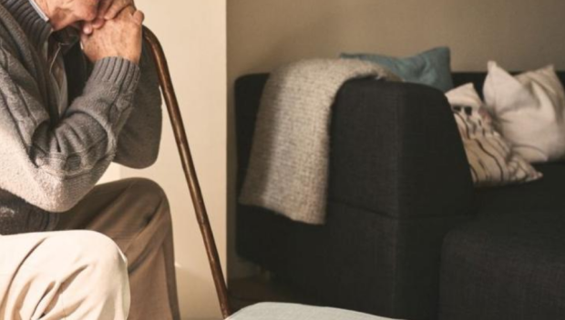 Ограбиха парите на възрастни хора веднага, след като си обмениха 50 000 лв. в банка