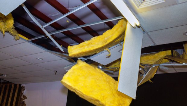 Срути се таван в мол в Солун, има ранена жена (ВИДЕО)