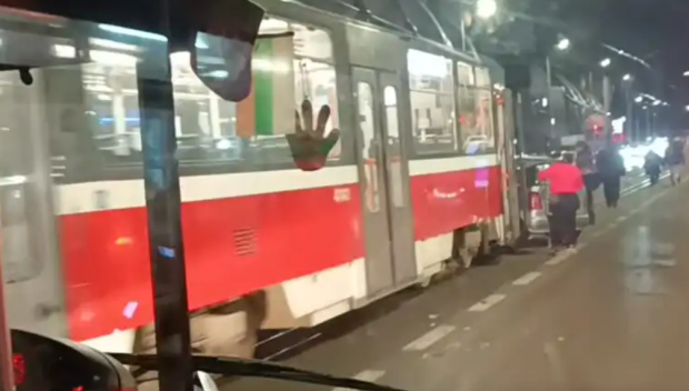 ОТ ПОСЛЕДНИТЕ МИНУТИ! Трамвай помете кола с дете