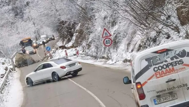 Паднала скала затруднява движението по пътя София – Самоков