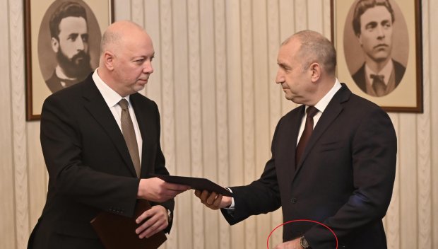 ШОКИРАЩО ПОЗЬОРСТВО! Радев връчи мандата с Ролекс за 25 бона? (СНИМКА)