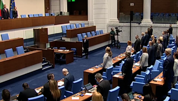 ИЗВЪНРЕДНО В ПИК TV! Депутатите изслушват ЦИК за изборите. Служебен министър призна за връзки със Саша Безуханова и Васил Терзиев. ИТН с нови разкрития: Правят се опити да се превземе Информационно обслужване“ (ВИДЕО/ОБНОВЕНА)