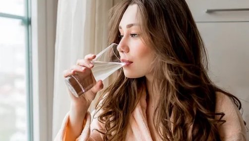 Защо топлата вода сутрин подобрява здравето ни