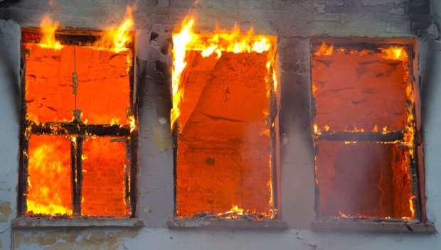 Къща изгоря напълно при пожар в Стара Загора, има задържан