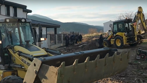 Асеновград - трети ден без вода заради спукан водопровод, върху който е построена къща