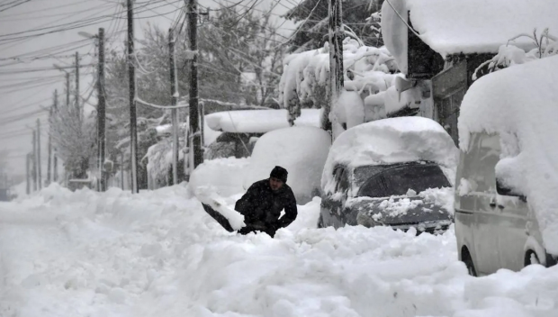 Румъния продължава да е в плен на зимата: Мъж отиде на работа със ски (СНИМКА)