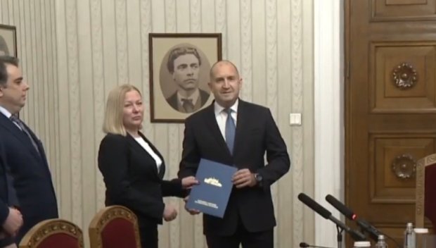 ИЗВЪНРЕДНО В ПИК TV! Циркът е пълен - Радев пита ППДБ кой е кандидатът им за служебен министър-председател. Надежда Йорданова се изтъпани пред него и... (ВИДЕО)