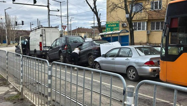 ГОРЕЩО В ПИК! Скоро толкова абсурдна катастрофа в София не е ставала (СНИМКИ)