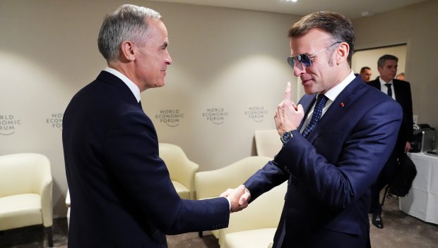 Защо Макрон носи слънчеви очила дори на закрито на форума в Давос