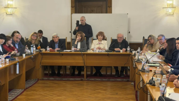 Правната комисия поряза ППДБ за изцяло машинно гласуване