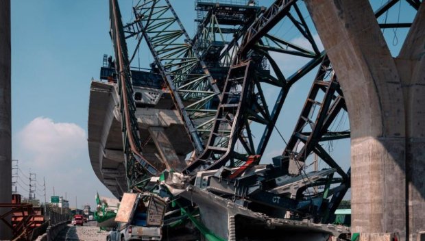 Кран падна на естакада близо до Банкок, уби двама