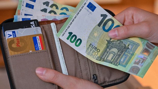 Млад мъж си плати сметката за вода с фалшиви 100 евро