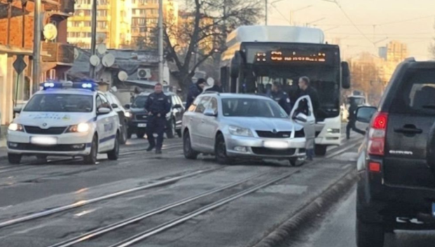 Катастрофа между кола и автобус на столичния градски транспорт