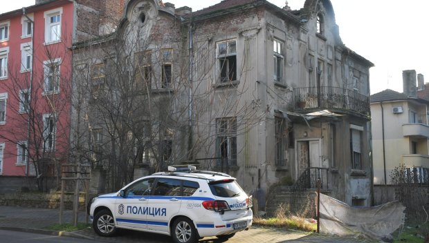 Труп, опасен престъпник и наркомани откриха в изоставена къща в Бургас (СНИМКИ)