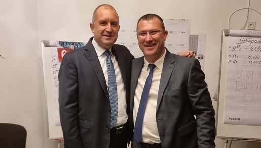 Копринката - водач на листа. Звучи гордо! Ще почуква със златния пръстен, ще кръцва пури, ще върти глобалната политика, ай, ай, ай...