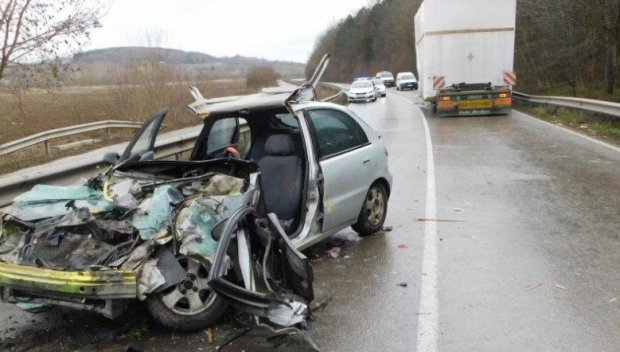 След тежката катастрофа с две жертви край Левски: Шофьорът-убиец все още се укрива