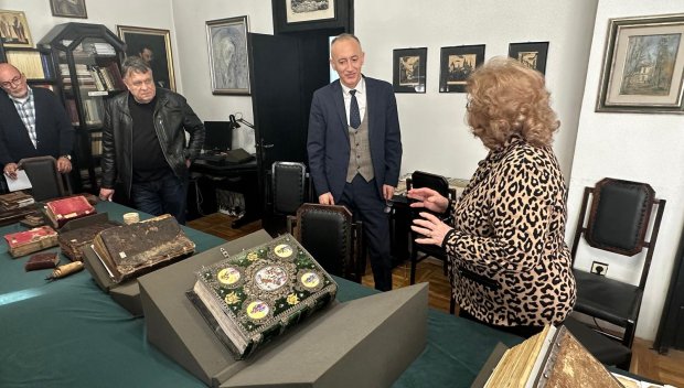 Министър Вълчев се запозна с работата в Центъра за славяно-византийски проучвания „Проф. Иван Дуйчев”