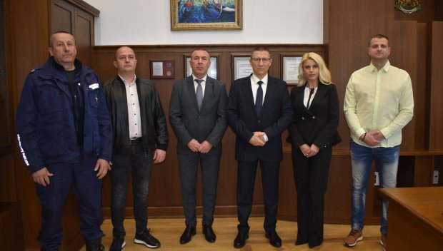 Сарафов награди трима служители на МВР за проявен висок професионализъм при разкриване на въоръжения грабеж край Ихтиман (СНИМКИ)