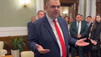 Пеевски посрещна в “Музея на Сглобката” група ученици и млади хора: В управлението, което подкрепихме, приходите са с 14 млрд. повече, а при ППДБ има само грабеж (ВИДЕО)