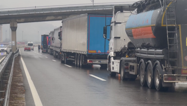 ВТОРИ ДЕН БЛОКАДА! Тираджии отново протестират по граничните пунктове със Сърбия