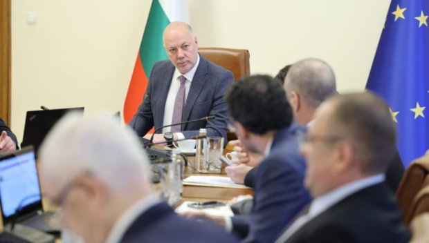 Започна заседанието на кабинета в оставка – какво обсъждат министрите