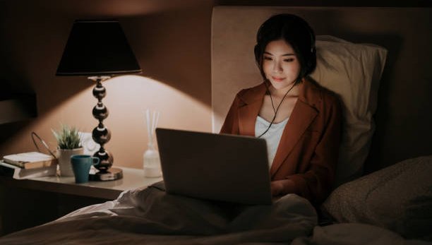 Учени откриха връзката между прекомерното гледане на сериали и самотата