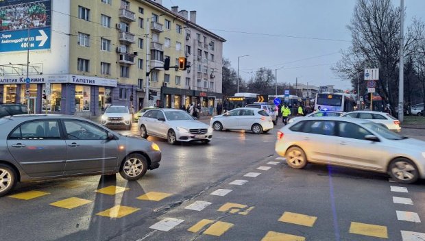 Автобус аварира на ключово кръстовище в София