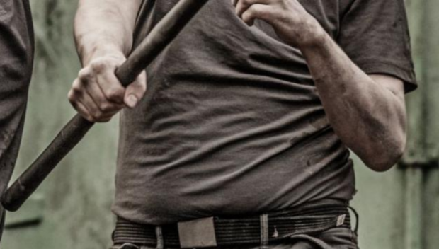 Мъж от Перник преби племенника си с метална тръба