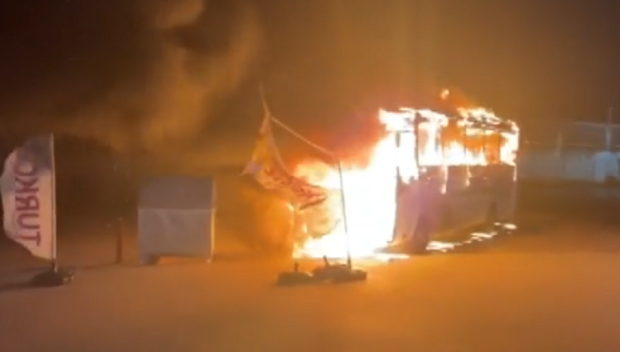 ОГНЕН ИНЦИДЕНТ: Пълен с пътници автобус изгоря на Капъкуле (СНИМКИ)