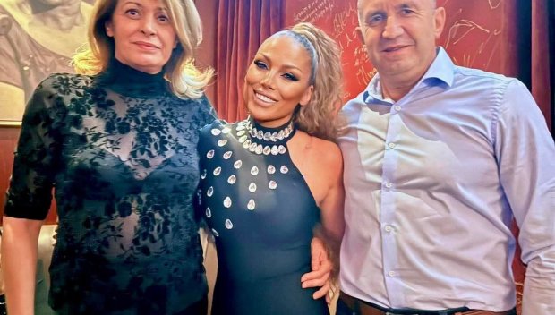 Валерия Велева: Пълна лудница! Президентът абдикира, за да стане партиен вожд. Генералът избяга. А жена му, по дaнтелено боди на гол тумбак, сякаш е свалена от пилона...