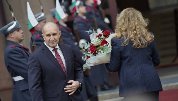 ИЗВЪНРЕДНО В ПИК TV! Гражданинът Радев напусна президентството - извика си малобройна агитка да го пази от медиите (СНИМКИ/ВИДЕО)