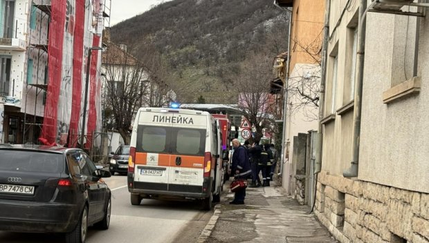 ЗЛОВЕЩО! Откриха разложените трупове на брат и сестра в къща в центъра на Враца (СНИМКИ)