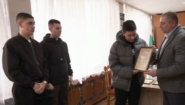 Трима ученици от Монтана спасиха възрастен мъж от крадец
