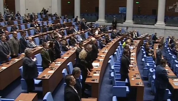 ПИК TV! КОНФУЗ В НС! Депутатите почетоха паметта на жертвите на комунизма,  БСП -ОЛ и Възраждане не станаха на крака