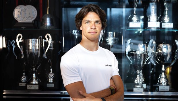 ПРОБИВ! Лидерът в автомобилните спортове Hitech приветства българина Стефан Бостанджиев в състава си за Eurocup-3 (СНИМКИ)