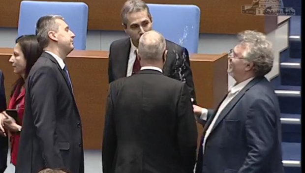 ГРОЗНИ СЦЕНИ! Манол Пейков изтрещя, заля с вода квестор - изгониха го от залата (ВИДЕО)