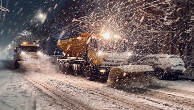 България в капана на зимата, пътнически автобус остана блокиран с часове в Монтанско
