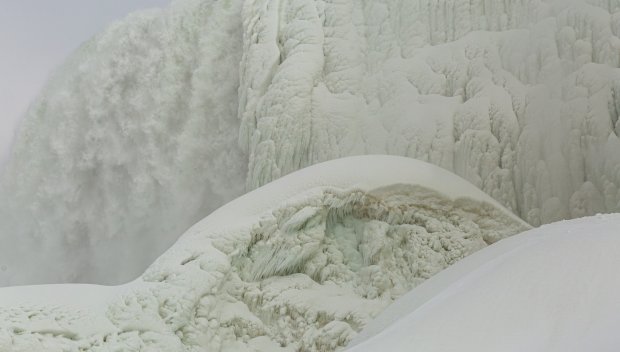 Ниагарският водопад замръзна частично (СНИМКИ)