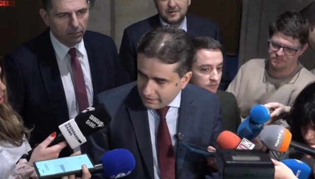 СКАНДАЛЪТ СЕ РАЗГАРЯ! Явор Божанков цъфна на брифинг рамо до рамо с Мирчев и Божанов - Да, България отхвърля ултиматума на Асен Василев