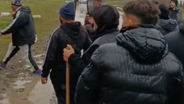 НАПРЕЖЕНИЕ! С коси и лопати в размирното село Буковлък излязоха срещу ромски барон (ВИДЕО)