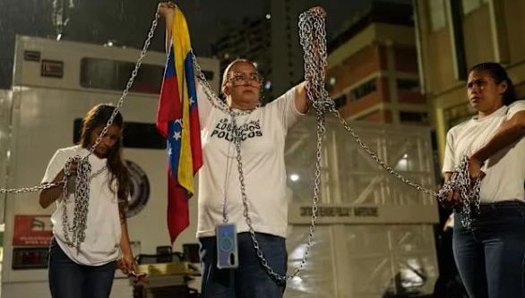 Венецуела освободи десетки политически затворници, сред които известен активист и критик на режима