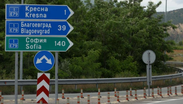 Движението по пътя София – Кулата е двупосочно в една лента заради свлечена земна маса