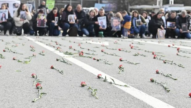 Близки на загинали при катастрофи поставиха 456 карамфила на Орлов мост